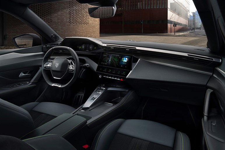 プジョー「e-308 SW」改良型を初スクープ！ 新デザイン＆3本爪ライトでEVワゴン戦線に再突入
