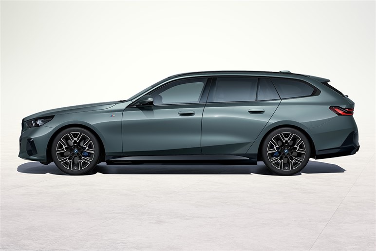 プジョー「e-308 SW」改良型を初スクープ！ 新デザイン＆3本爪ライトでEVワゴン戦線に再突入