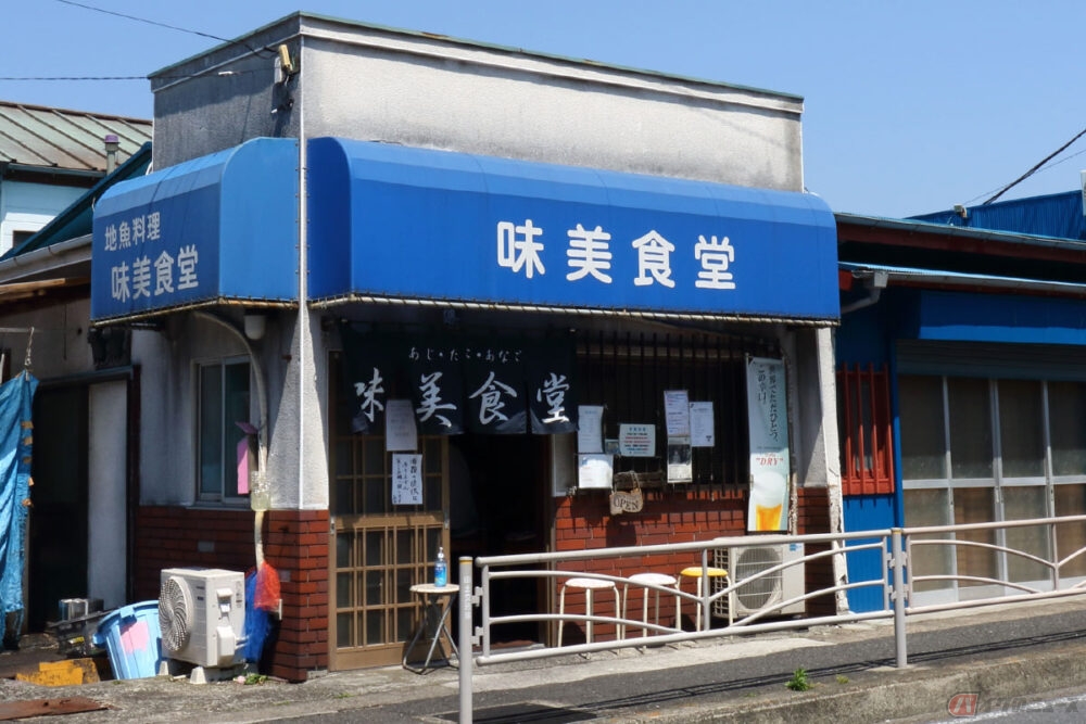 美味しいアジフライを求めて走る旅 横須賀市 味美食堂 は漁師町の雰囲気も味わえる人気店だった バイクのニュース 自動車情報サイト 新車 中古車 Carview