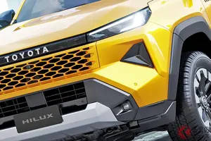 10年ぶり全面刷新！ トヨタ「新型ハイラックス」に“問合せ”殺到状態!? 精悍デザイン×「超静音」モデル追加でイメージ一新！ 26年“年央”発売で注目の「新世代ピックアップ」販売店に寄せられた“熱視線”の数々とは