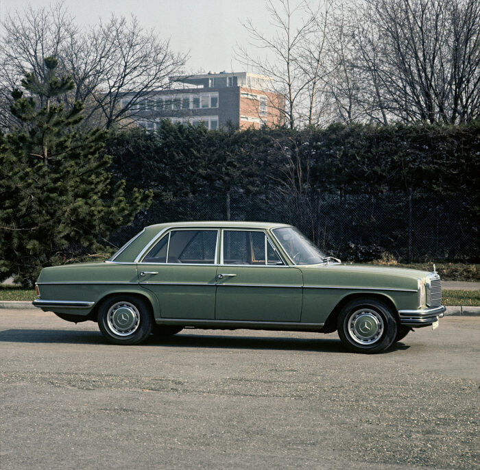 縦目のベンツ” 初代コンパクトシリーズのメルセデス・ベンツW114/115（1968～1976年）（AutoBild Japan） |  自動車情報・ニュース - carview!