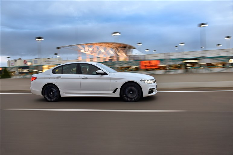 新型5シリーズ海外試乗。BMWらしさを取り戻した走りの質感に注目