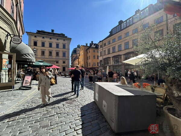 「世界最“狭”クラスの道」一体どんだけ狭いの？ ANA新就航地に存在…実際に歩いてみたら驚愕だった