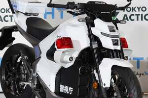 国産の新型「EV白バイ」都庁で世界初公開!!　小池百合子都知事「バイクはエコだし便利だし、風を切るのが楽しい」　箱根駅伝の先導車にも採用