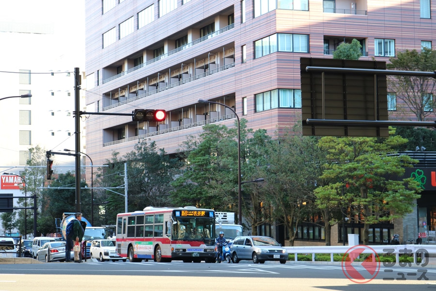運転中のイヤホン通話は違反 ながらスマホ 罰則強化で注目 赤信号なら問題なし くるまのニュース 自動車情報サイト 新車 中古車 Carview