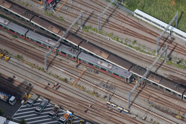 空から撮った「東急田園都市線の事故」 止まった回送列車に激しく擦った各駅停車、全体俯瞰したら一目瞭然