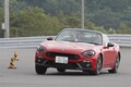 アバルト124スパイダー試乗速報。ロードスターと走りはどう違うのか？