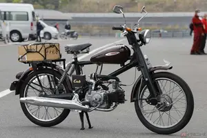 ホンダ「スーパーカブC100」をさらに旧車的魔改造!!　誰もが感じる「懐かしバイク」を目指したDIYカスタムがスゴイ