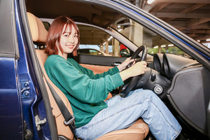 20歳女子がアルファ ロメオ「156」を購入！ なぜ彼女は「147」からMTのイタリア旧車に乗り換えたのでしょうか？