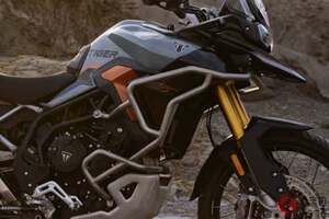 トライアンフ「“新”アドベンチャーモデル」発表！ 3気筒エンジン搭載の「Tiger」シリーズに2つの特別仕様車「Alpine Edition」「Desert Edition」登場 26年1月より販売開始