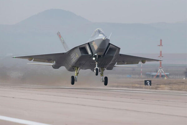 ついに「トルコ製ステルス戦闘機」輸出へ!? F-22やSu-57と同じ第5世代戦闘機 しかし問題も？