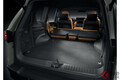 迫力グリルが凄い！ レクサス最高級SUV新型「LX」を世界初公開！ オン・オフ最強SUVの特徴とは