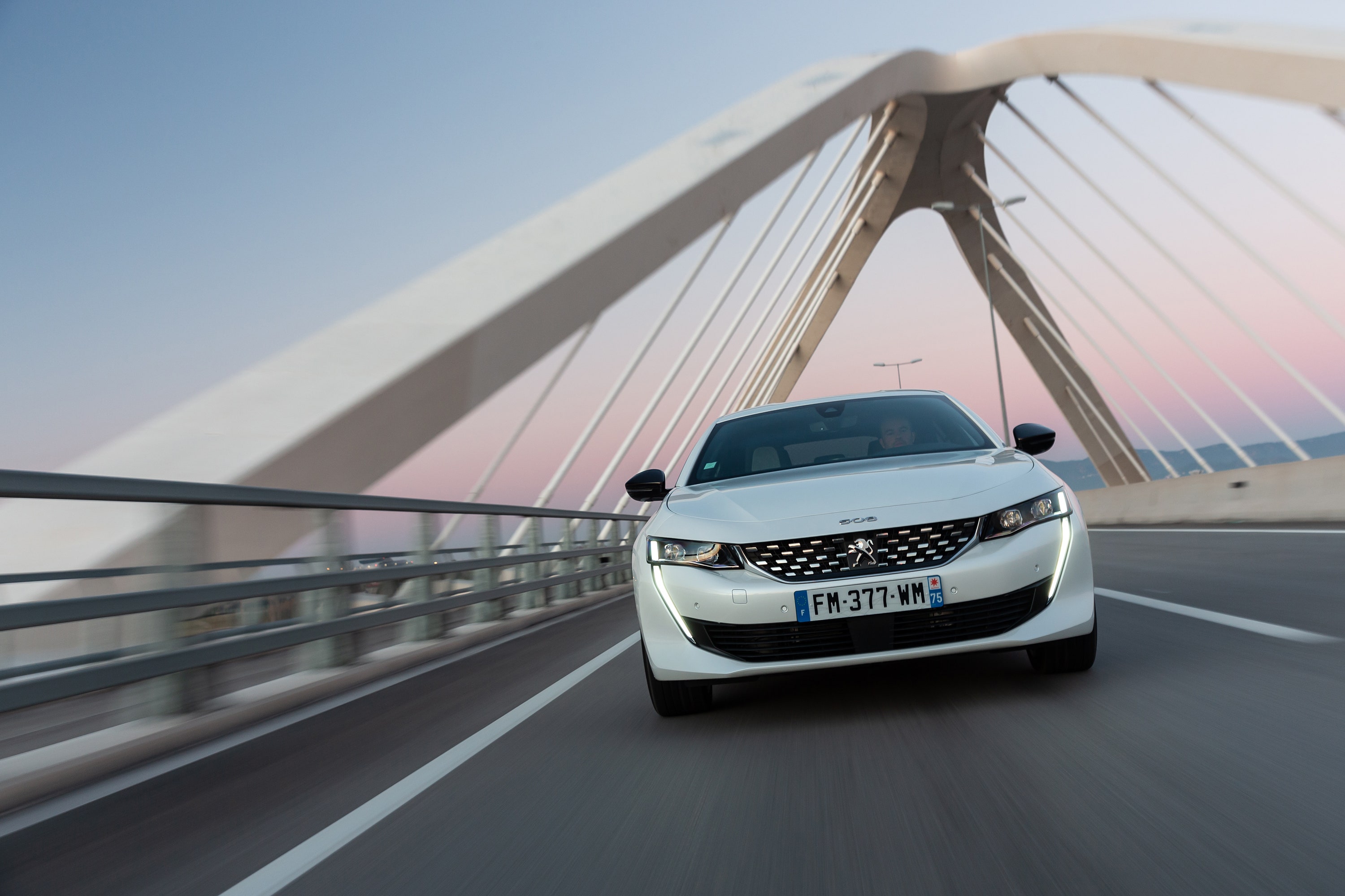 史上もっとも穏やかな青ライオンか プジョー508 Hybridに試乗してみた Gq Japan 自動車情報サイト 新車 中古車 Carview