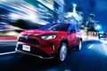 【在庫残りわずか】電動モデルのみとなる新型「RAV4」の裏で“現行モデル”の争奪戦が勃発中!? ガソリン車に脚光のワケ