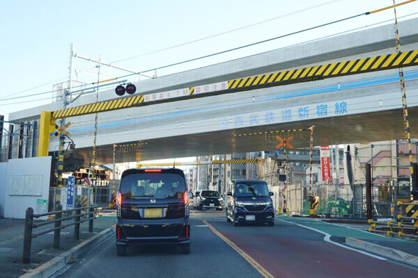 西武線と“交差しまくり” 踏切につかまる「府中街道」鉄道高架化でまもなく緩和！ “踏切レス大幹線”になる日は