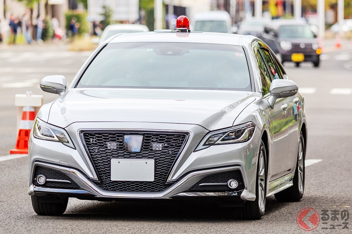 「覆面パトカー」どう見分けてる？ 「すぐ分かるよ」「クルマの動き」意見も多数!? 「一般車との「“決定的”な違い」もあり！ 「交通覆面」判断ポイントに寄せられた声とは