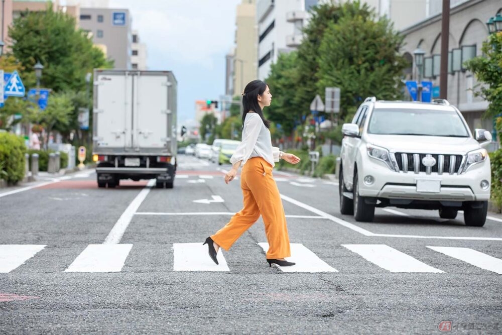 これって違反？ 一旦停止しないで横断歩道に進入する行為（バイクのニュース ） | 自動車情報・ニュース - carview!