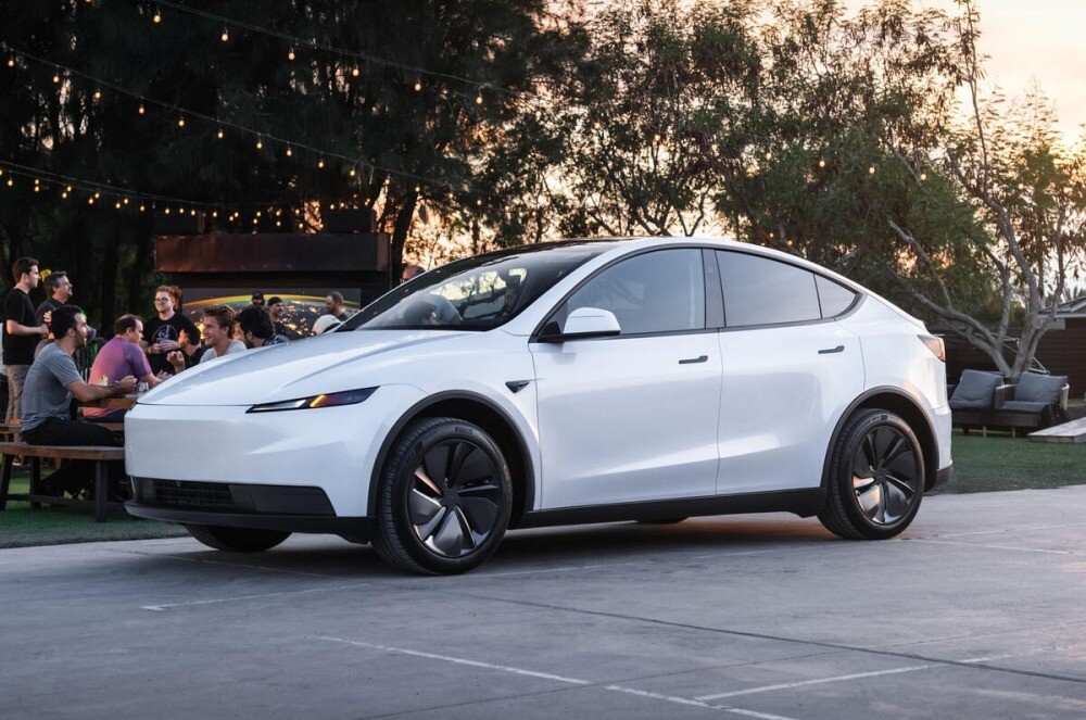 テスラ、廉価版『モデルY』＆『モデル3』発表　装備簡素化も独自デザイン採用　販売テコ入れ