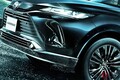 トヨタ「“新”ハリアー」発表！ 全長4.7m“ちょうどいいサイズ”に斬新「黒すぎ顔」採用の「ナイトシェード」初設定！ 300万円台で買える「高級“クーペ”SUV」一部改良し発売