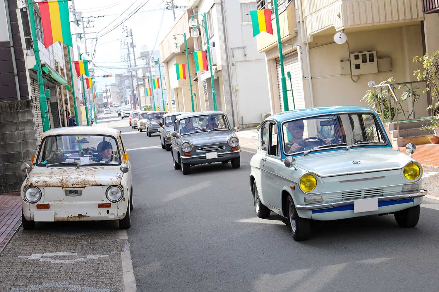 昭和の旧規格軽自動車が大集合！ 四国の商店街で開催された「U550旧軽自動車ミーティング」の魅力とは