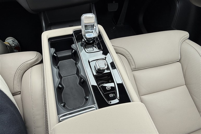 ロングセラーというボルボ流の安心感。最上級SUV「XC90」は“大幅改良”で鮮度が高まった今が買いかも