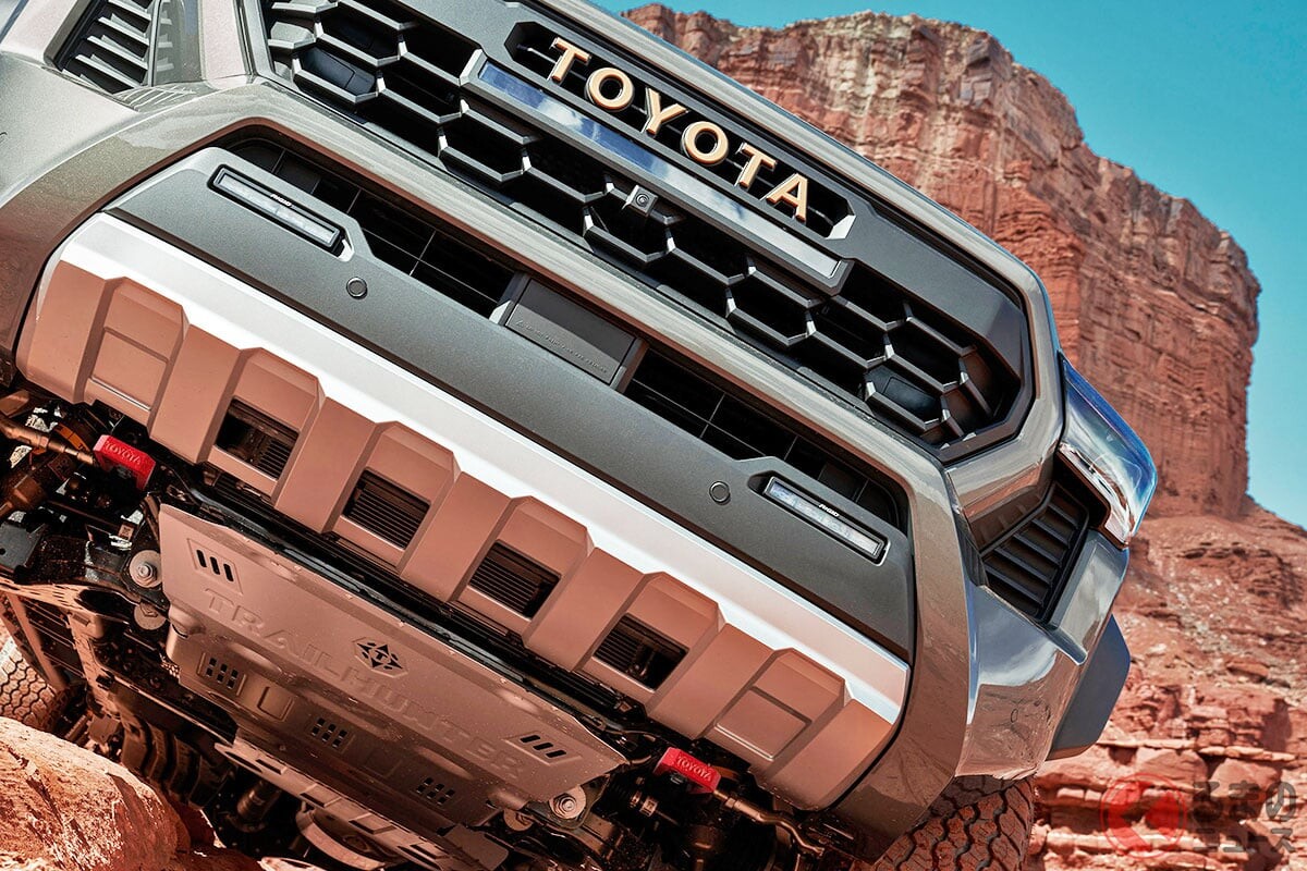 約497万円から！ トヨタ“新”「4ドア本格SUV」発表！ 6速MT設定＆超パワフル「2.4リッターHV」も搭載！ 精悍「ヘキサゴングリル」採用の「新タコマ」26年モデル 北米で発表