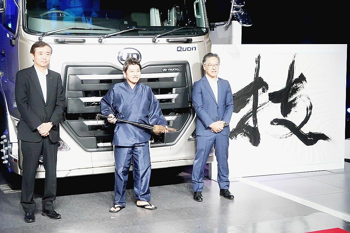 UDトラックス、新操舵システム「UDアクティブステアリング」開発　クオンに46万円でオプション　大型トラックの運転負担軽減へ