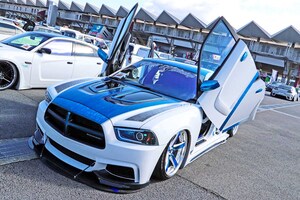 BMWにボルボのパーツを流用！ シザーズドア化されたダッジ「チャージャー」の大胆カスタムテクニックを教えていただきました