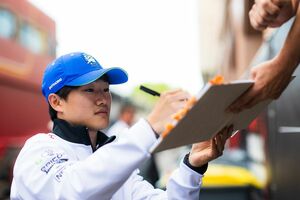 F1パドックで注目集める角田裕毅、今季の躍動で3チームが獲得に興味。来季はレッドブル昇格狙いでRB残留か、それとも新天地？