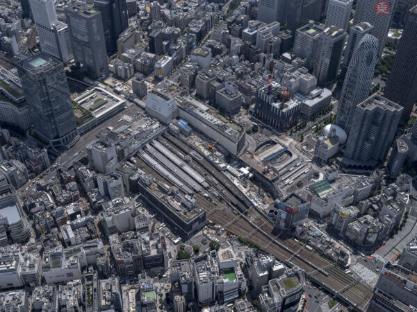 新宿駅に「深い大穴」が…！ 空から見た「乗降数世界一ターミナル」の激変ぶり 百貨店が消えた跡には何が？