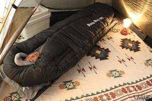 使用可能温度マイナス34度で冬キャンプでも確実に暖かい！ ベアーズロックの「マミー型寝袋」に新色が登場 中綿たっぷり極厚仕様の“動ける寝袋”とは