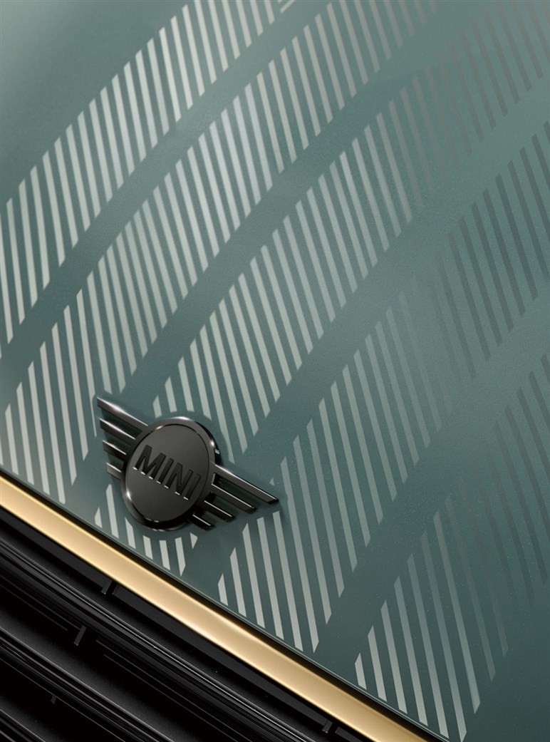 セージグリーン×真鍮色が鮮烈なMINIクラブマン「アントールド・エディション」発売。名前の由来は？