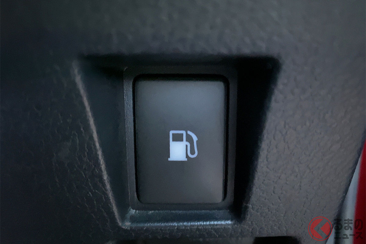 「えっ…！」車の「給油口」開け方が全然違う!? 色々ある開閉方法に「戸惑い」も！ 燃料の「扉」どんなタイプがある？