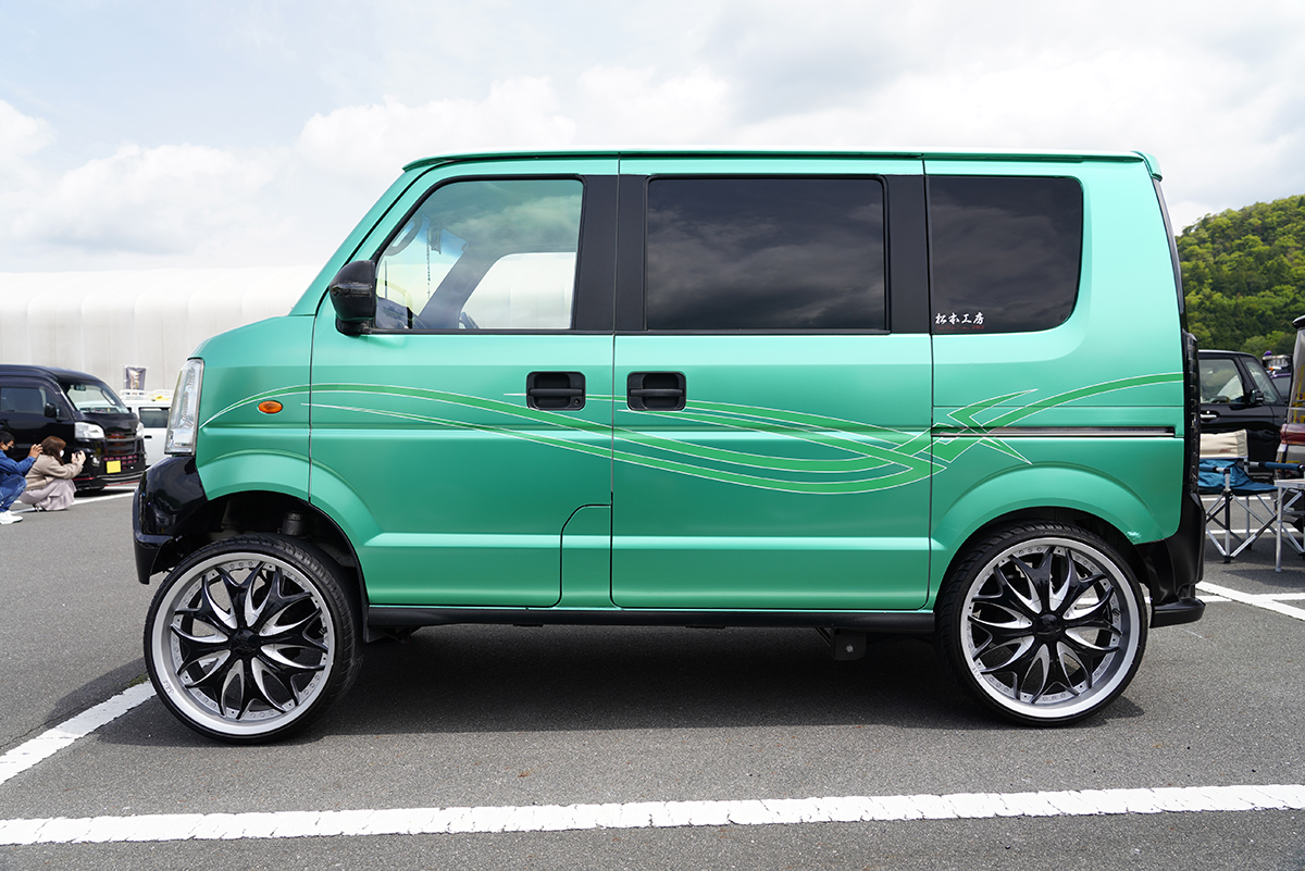 軽バンにインチタイヤの衝撃 キャデラック顔のエブリイの目立ち度がハンパない King Of K Car Meeting Auto Messe Web 自動車情報サイト 新車 中古車 Carview