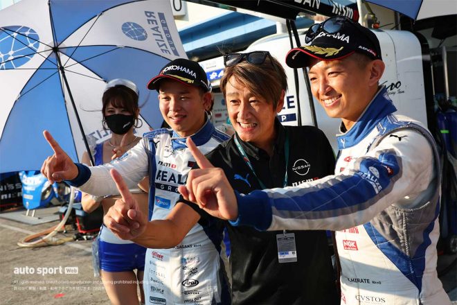 近藤真彦監督 ひさびさのガッツポーズ Gt500で5年ぶりのポール獲得に 明日はどうなるか分からないけど 優勝には近づいている 第7戦予選 Autosport Web 自動車情報サイト 新車 中古車 Carview