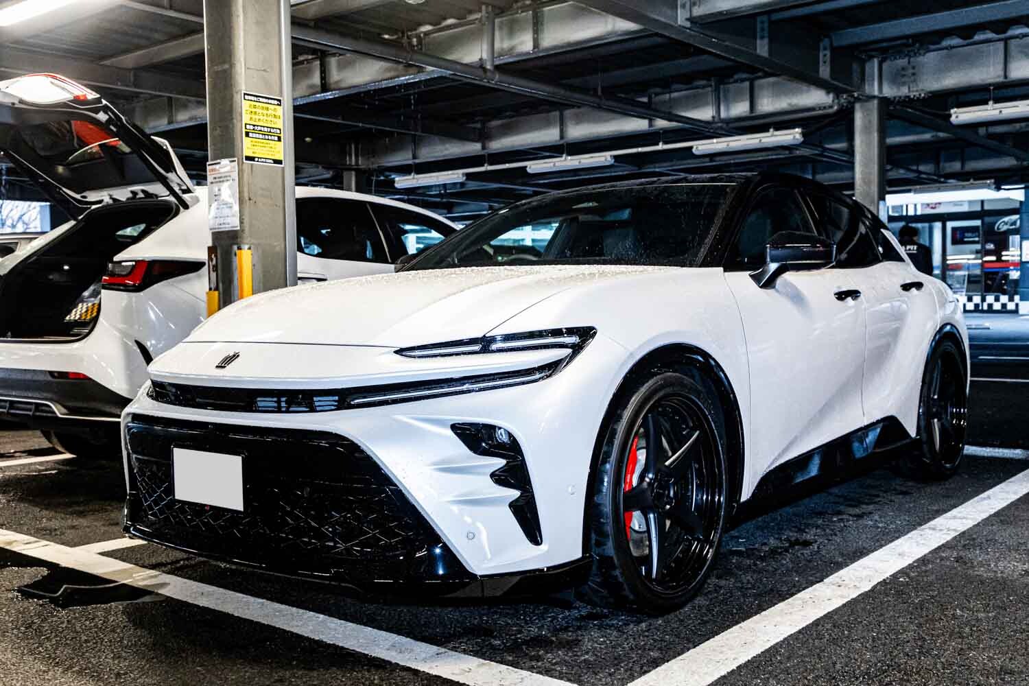 赤内装が決め手となって選んだトヨタ「クラウンスポーツPHEV」！現車合せで決めたホイールサイズなどこだわり満載