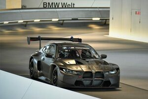 BMWモータースポーツで新型M4 GT3の5台の“納車式”開催。思わぬハプニングも