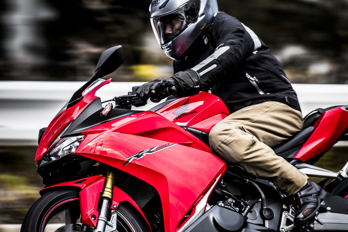 ちょいとお高い でも走れば納得 Cbr250rrの贅沢な乗り味はライバル250ccスポーツを圧倒する ホンダ試乗レポート Motorfan 自動車情報サイト 新車 中古車 Carview