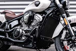 新型「クルーザーモデル」公開！ 948ccの“V型4気筒エンジン”で108馬力を発揮！ 中国ブランド「ベンダ」の最新車両「Dark Flag 950」とは？