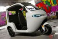 新車64万円！ 3人乗れるクールな新型「トライク」初公開！ 走行中の“雨風”を防いで「ヒーター＆バックモニター」も装備充実！ めちゃ高性能なアントレックス「新型ファビクル」登場！