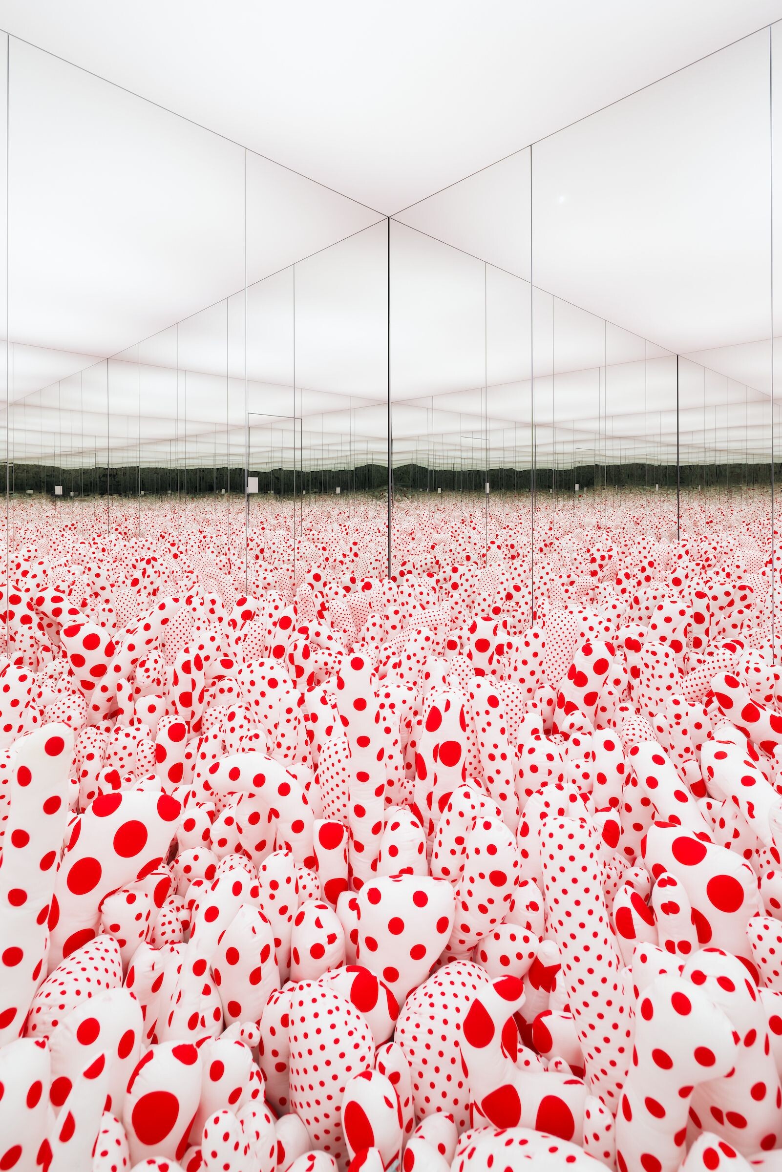 草間彌生の「無限」を探る──エスパス ルイ・ヴィトン大阪で、絵画とインスタレーションの軌跡を辿る個展「INFINITY」が開催中