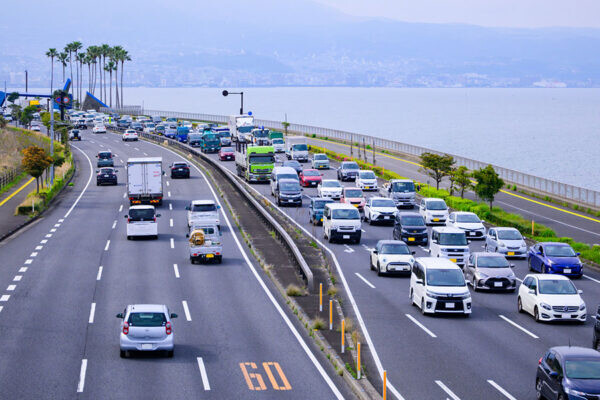 「電車を廃止」して拡幅しても“足りない！” 九州屈指の交通量の国道 「拡げられない道」を拡げたウルトラC
