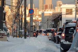 ドライブ中に突然の“大雪”になったらどうする？ 冬用タイヤ装着以外に準備しておきたいアイテムって何？ プロに聞いてみた