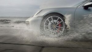 新型ポルシェ911の新装備「ウェットモード」、海に消える橋で抜群の効果を確認！