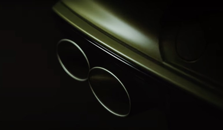 【ドリフトも可能!?】ベントレーがSUV「ベンテイガ」 の“超高性能版”を予告…6月2日正式公開