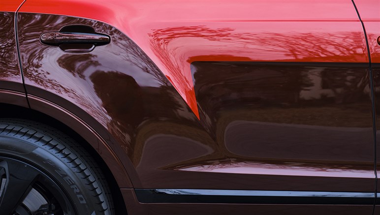 【ドリフトも可能!?】ベントレーがSUV「ベンテイガ」 の“超高性能版”を予告…6月2日正式公開