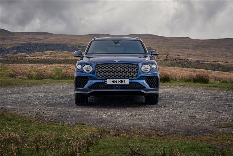 【ドリフトも可能!?】ベントレーがSUV「ベンテイガ」 の“超高性能版”を予告…6月2日正式公開
