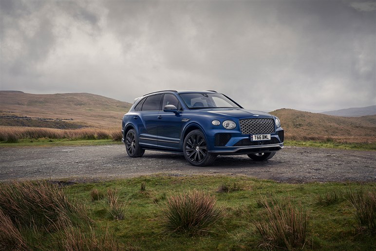【ドリフトも可能!?】ベントレーがSUV「ベンテイガ」 の“超高性能版”を予告…6月2日正式公開