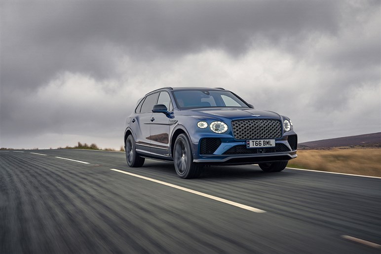 【ドリフトも可能!?】ベントレーがSUV「ベンテイガ」 の“超高性能版”を予告…6月2日正式公開
