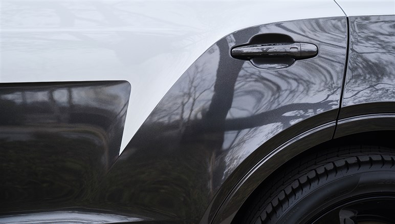 【ドリフトも可能!?】ベントレーがSUV「ベンテイガ」 の“超高性能版”を予告…6月2日正式公開